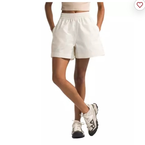 NWT The North Face Women’s TNF easy wind shorts in white dune size xs - Picture 7 of 10